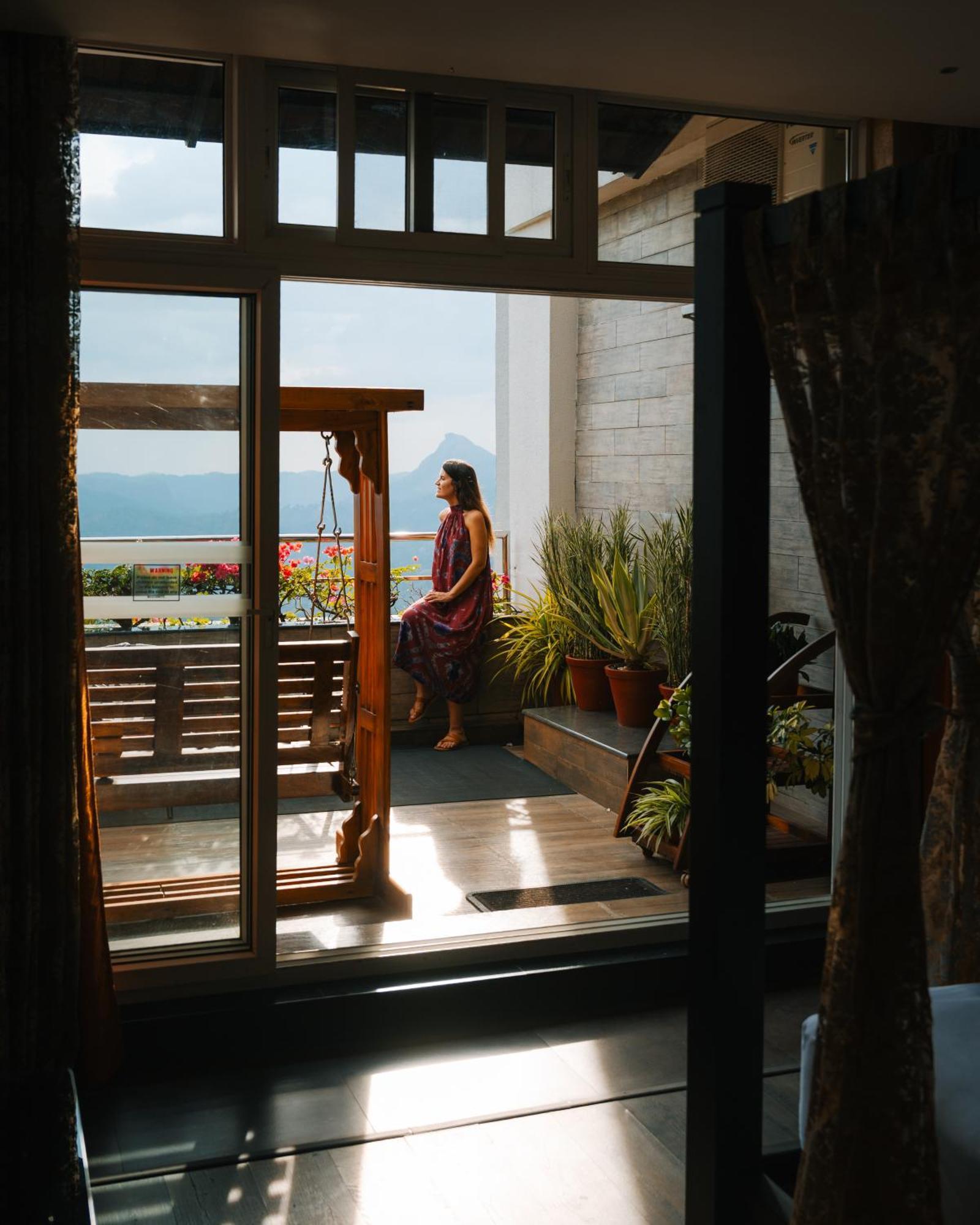 Hotel The Panoramic Getaway Munnar Exterior foto A woman on a balcony