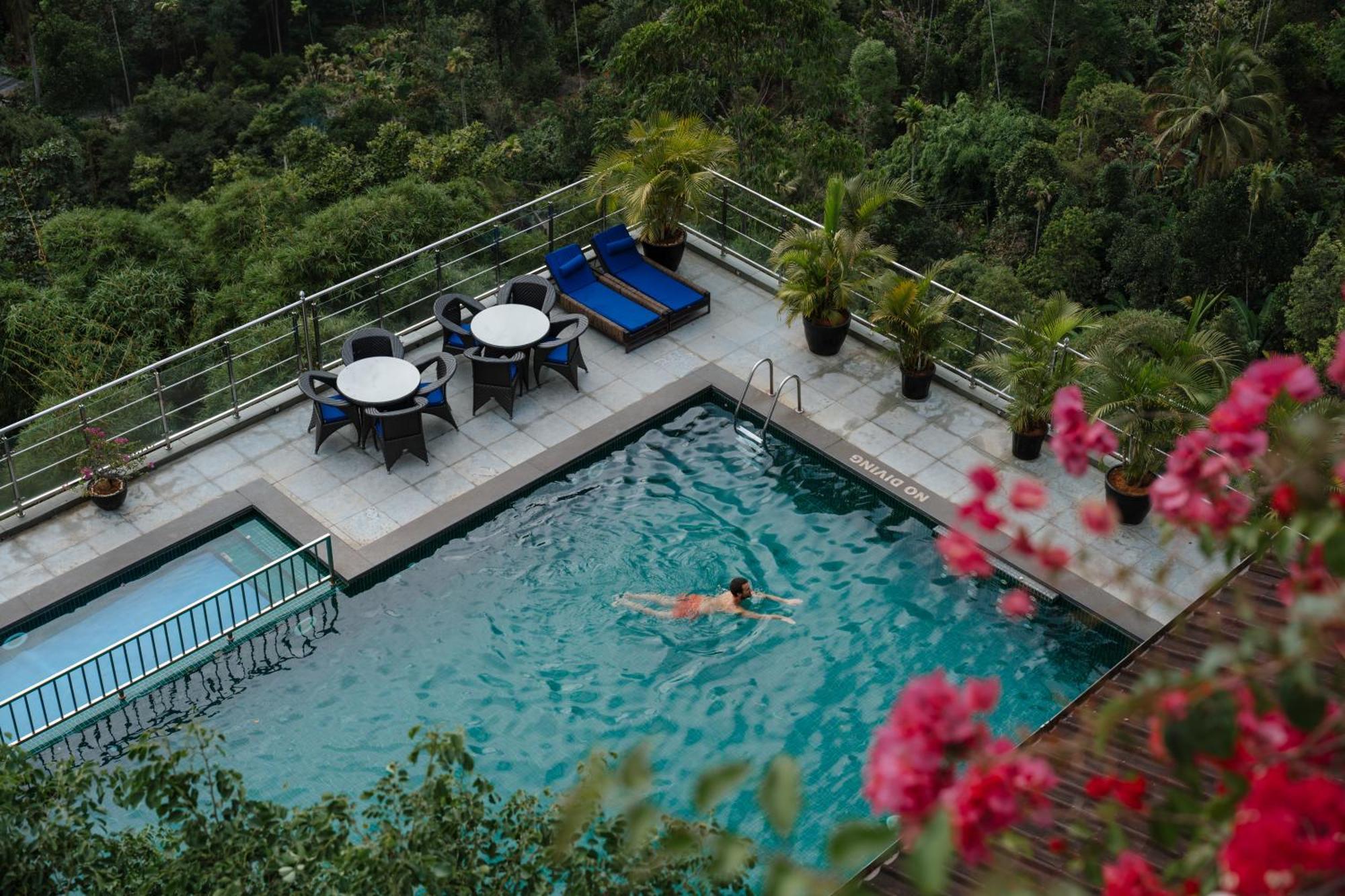 Hotel The Panoramic Getaway Munnar Exterior foto The swimming pool at the hotel